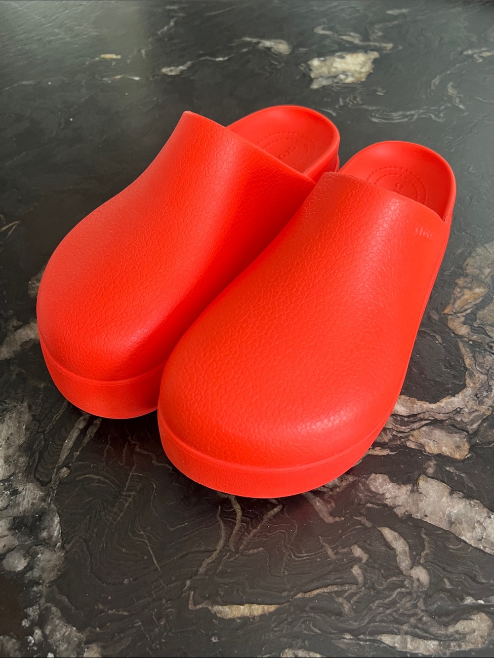 Dylan platform CROCS Classic Slip-On Platform Clog - Bright Red